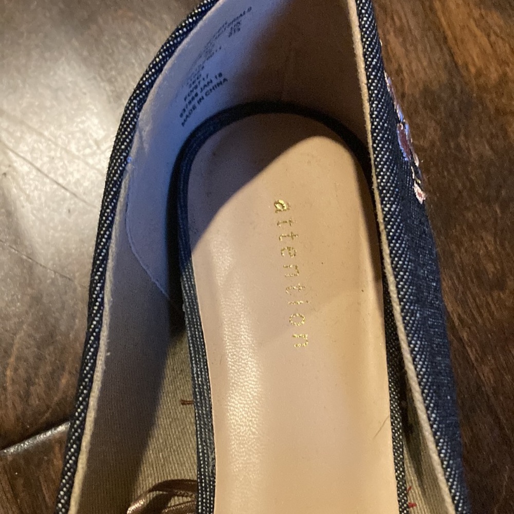 Attention denim with pink flowers flats barely worn size 8 - Picture 5 of 7
